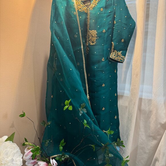 ORIGINAL Agha Noor Bridal Studio Suit | Pakistani | Wedding Wear - Picture 4 of 5
